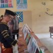 Hendri Darmanto, Kepala SMPN 21 Tanjab Timur, saat melihat hasil lukisan karya siswa-siswi