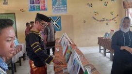 Hendri Darmanto, Kepala SMPN 21 Tanjab Timur, saat melihat hasil lukisan karya siswa-siswi