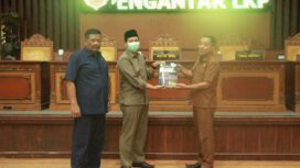 Ketua DPRD Tanjab Timur, Mahrup, menerima nota pengantar LKPJ Bupati Tanjab Timur Tahun Anggaran 2022, yang diserahkan Sekda Tanjab Timur, Sapril, mewakili Bupati Romi Hariyanto.