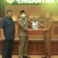 Ketua DPRD Tanjab Timur, Mahrup, menerima nota pengantar LKPJ Bupati Tanjab Timur Tahun Anggaran 2022, yang diserahkan Sekda Tanjab Timur, Sapril, mewakili Bupati Romi Hariyanto.