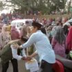 Mahrup, Ketua DPRD Tanjab Timur, saat turut serta melepas calon jamaah haji asal Tanjab Timur.