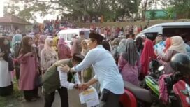 Mahrup, Ketua DPRD Tanjab Timur, saat turut serta melepas calon jamaah haji asal Tanjab Timur.