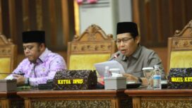 Mahrup, Ketua DPRD Tanjab Timur, memimpin langsung rapat paripurna.