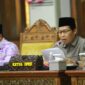 Mahrup, Ketua DPRD Tanjab Timur, memimpin langsung rapat paripurna.