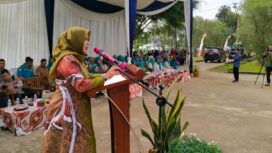 Ketua TP PKK Kecamatan Dendang, Desriani Surya, saat menyampaikan laporan kegiatan.