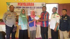 Kepala Desa Catur Rahayu, Ekyantoko Budiyantoro, saat menyerahkan BLT Dana Desa Tahap Dua di Kantor Desa Catur Rahayu.
