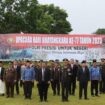 Usai upacara, Ketua DPRD Mahrup, Bupati Romi, Kapolres serta unsur Forkompimcam foto bersama.