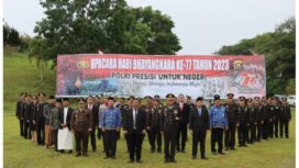 Usai upacara, Ketua DPRD Mahrup, Bupati Romi, Kapolres serta unsur Forkompimcam foto bersama.