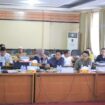 Ketua DPRD Tanjab Timur, Mahrup, bersama Anggota Banggar saat rapat bersama dengan TAPD.