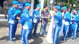 Ketua DPRD Tanjab Timur, Mahrup, memberikan ucapan selamat bertanding kepada para atlit.