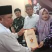 Ketua DPC Partai Gerindra Tanjab Timur, Ashar Idris, menyerahkan pengajuan perbaikan dokumen persyaratan 30 Bacaleg Gerindra kepada Ketua KPU Tanjab Timur.
