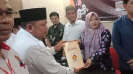 Ketua DPC Partai Gerindra Tanjab Timur, Ashar Idris, menyerahkan pengajuan perbaikan dokumen persyaratan 30 Bacaleg Gerindra kepada Ketua KPU Tanjab Timur.