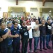 Para pembalap dan tim manager dari kabupaten/kota yang mengikuti Balap Sepeda dan Motor foto bareng Bupati Romi.