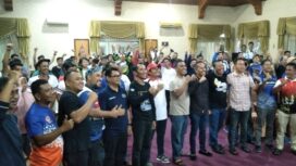 Para pembalap dan tim manager dari kabupaten/kota yang mengikuti Balap Sepeda dan Motor foto bareng Bupati Romi.