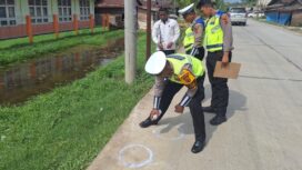 Satlantas Polres Tanjab Timur saat melakukan olah TKP di lokasi kejadian.