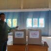 Kades Majelis Hidayah, Mulyadi, saat menggunakan hak suaranya dalam pemilihan Anggota BPD.