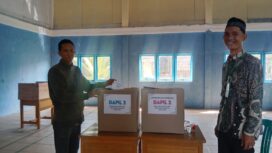 Kades Majelis Hidayah, Mulyadi, saat menggunakan hak suaranya dalam pemilihan Anggota BPD.