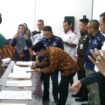 Tarmuzi, Ketua Bawaslu Tanjab Timur, menandatangani fakta integritas penguatan mitra pengawas Pemilu berbasis organisasi dan masyarakat pada Pemilu 2024.