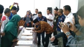 Tarmuzi, Ketua Bawaslu Tanjab Timur, menandatangani fakta integritas penguatan mitra pengawas Pemilu berbasis organisasi dan masyarakat pada Pemilu 2024.