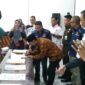 Tarmuzi, Ketua Bawaslu Tanjab Timur, menandatangani fakta integritas penguatan mitra pengawas Pemilu berbasis organisasi dan masyarakat pada Pemilu 2024.