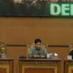 Ketua DPRD Tanjab Timur, Mahruf (Tengah), didampingi Wakil Ketua I, Saydina Hamzah (Kanan), saat memimpin rapat paripurna DPRD. 
