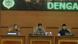 Ketua DPRD Tanjab Timur, Mahruf (Tengah), didampingi Wakil Ketua I, Saydina Hamzah (Kanan), saat memimpin rapat paripurna DPRD. 