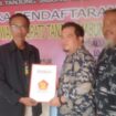 Andi Jemain, Sekretaris Panitia Pendaftaran dan Penjaringan didampingi Arafik, Wakil Ketua Panitia, menyerahkan formulir pendaftaran kepada Hapiz, Sekjen  DPD Partai Nasdem. 