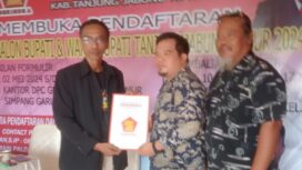Andi Jemain, Sekretaris Panitia Pendaftaran dan Penjaringan didampingi Arafik, Wakil Ketua Panitia, menyerahkan formulir pendaftaran kepada Hapiz, Sekjen  DPD Partai Nasdem. 