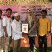 Hj Dillah Hich menyerahkan formulir pendaftaran Bakal Calon Bupati Tanjab Timur dan diterima langsung Ketua DPC Partai Gerindra Tanjab Timur, Ashar Idris.