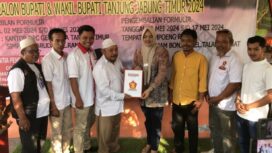 Hj Dillah Hich menyerahkan formulir pendaftaran Bakal Calon Bupati Tanjab Timur dan diterima langsung Ketua DPC Partai Gerindra Tanjab Timur, Ashar Idris.