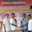 Ambo Tuo saat mengambil formulir pendaftaran bakal calon wakil bupati di Partai Gerindra, dan diserahkan langsung Ketua Panitia Penjaringan, Usman, disaksikan Ketua DPC Partai Gerindra Tanjab Timur, Ashar Idris, Wakil Ketua DPC Partai Gerindra Tanjab Timur yang juga Anggota DPRD Tanjab Timur dari Partai Gerindra, Ambo Acok serta Sekretaris Panitia Penjaringan, Andi Jemain Palda  