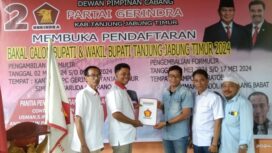 Ambo Tuo saat mengambil formulir pendaftaran bakal calon wakil bupati di Partai Gerindra, dan diserahkan langsung Ketua Panitia Penjaringan, Usman, disaksikan Ketua DPC Partai Gerindra Tanjab Timur, Ashar Idris, Wakil Ketua DPC Partai Gerindra Tanjab Timur yang juga Anggota DPRD Tanjab Timur dari Partai Gerindra, Ambo Acok serta Sekretaris Panitia Penjaringan, Andi Jemain Palda  