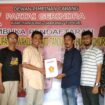 Ketua Panitia Pendaftaran, Usman, didampingi Wakil Ketua Panitia, Arafik dan Sekretaris Panitia, Andi Jemain Palda, menyerahkan formulir pendaftaran kepada Ketua Tim Sahabat Hj Dilla, Rustam. 