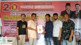 Ketua Panitia Pendaftaran, Usman, didampingi Wakil Ketua Panitia, Arafik dan Sekretaris Panitia, Andi Jemain Palda, menyerahkan formulir pendaftaran kepada Ketua Tim Sahabat Hj Dilla, Rustam. 