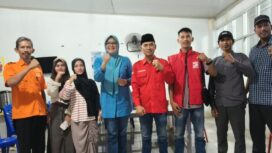 Foto bersama Hj Dillah Hich dengan para ketua partai politik non parlemen.