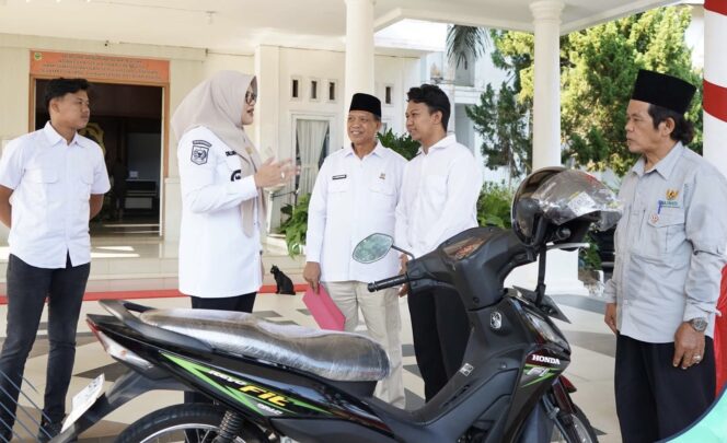
 Bupati Tanjabtim Serahkan Bantuan Motor, Etalase dan Modal Usaha dari Baznas