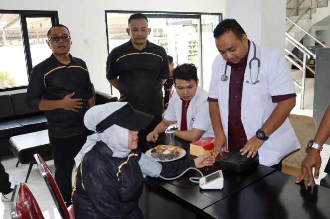 
 Rayakan Hari Lahir Kejaksaan RI Ke-80, Kejari Tanjab Timur Gelar Berbagi Layanan Publik Gratis