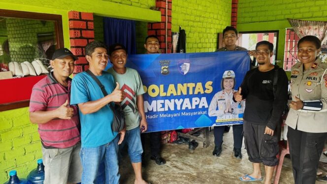 
 Satlantas Polres Tanjab Timur Makan Bersama Para Sopir Truk