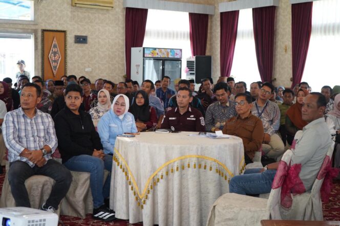 
 Ketua DPRD Kabupaten Tanjung Jabung Timur, Zilawati, SH, bersama sejumlah anggota DPRD setempat mendampingi kunjungan kerja Komisi V DPR RI yang dipimpin oleh H. Bakri