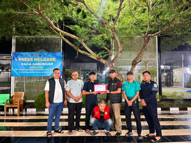 
 Tim Tabur Kejari Tanjung Jabung Timur Berhasil Amankan DPO Terpidana Perkara Gendak, Dieksekusi ke Lapas Narkotika Muara Sabak